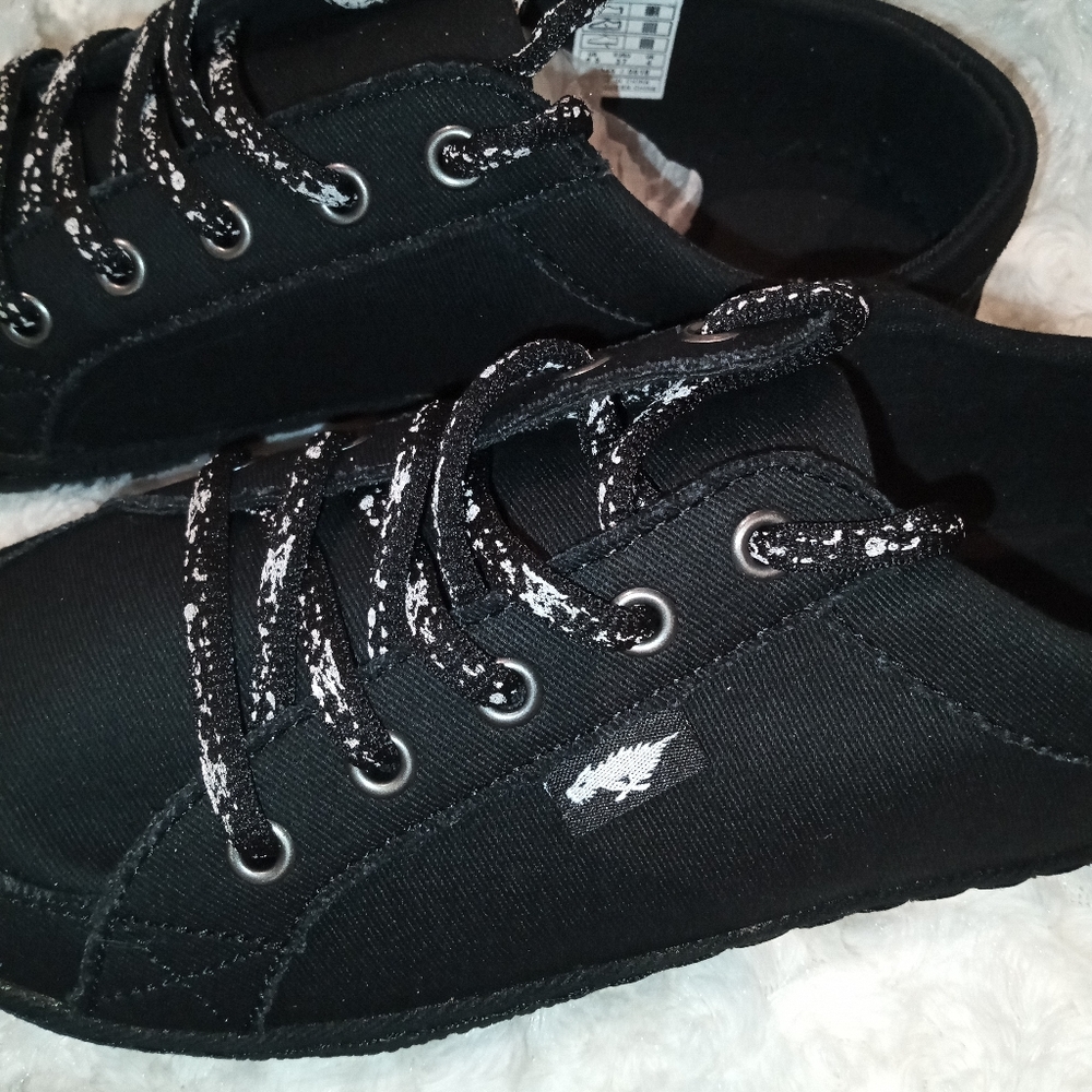 🔻sold out...wont let me delete!!New In box Rocket dog black sneakers sz 6 1/2 m